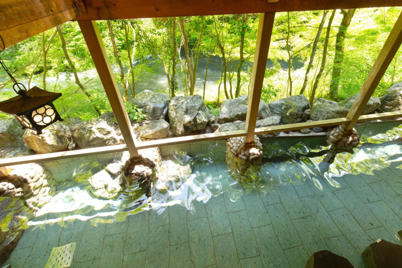 自然に囲まれた露天風呂