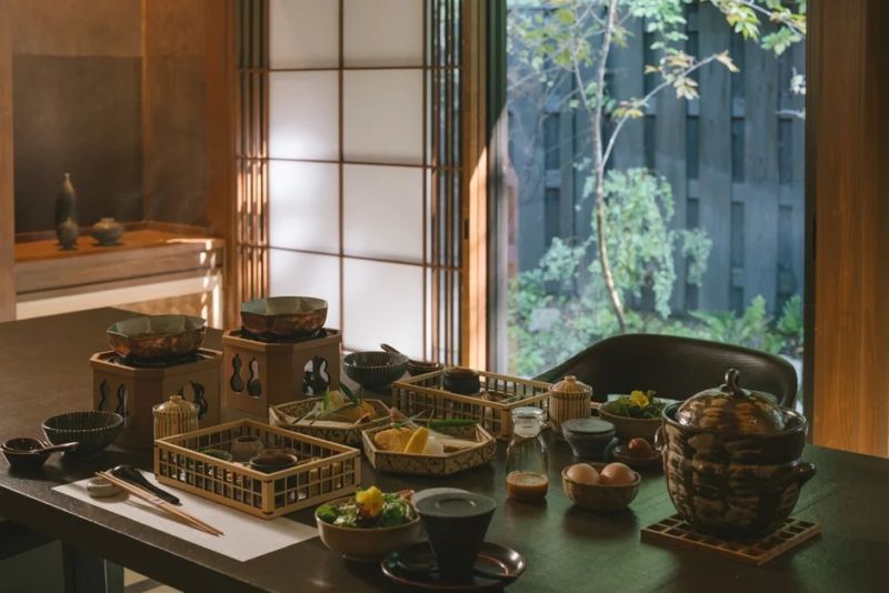 伝統的な日本家屋のダイニングで、様々な和食の品々が並べられた豪華な食卓