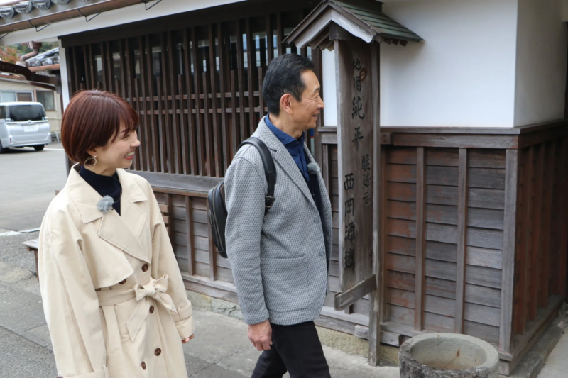 西岡酒造店の前を歩く三田村邦彦と小塚舞子