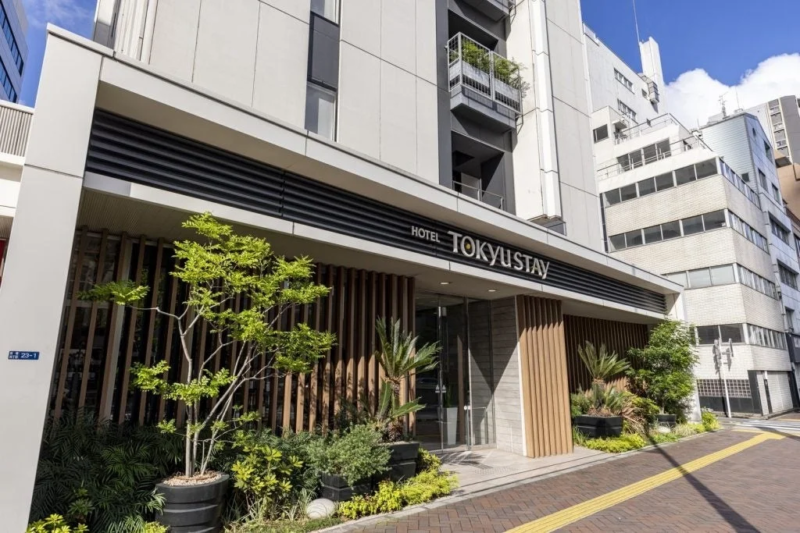 東急ステイホテルのモダンなエントランス