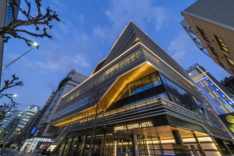 ライトアップされたGRANBELL SQUARE & HOTELのモダンな建物