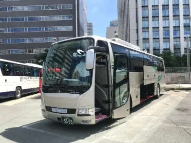 観光バスが停車している様子