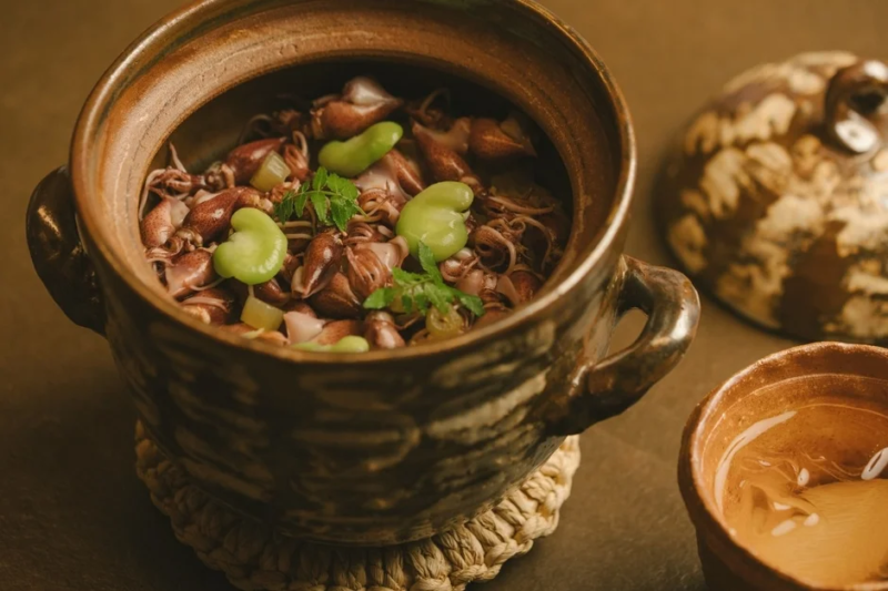 ホタルイカとそら豆が彩り豊かに盛り付けられた土鍋ご飯