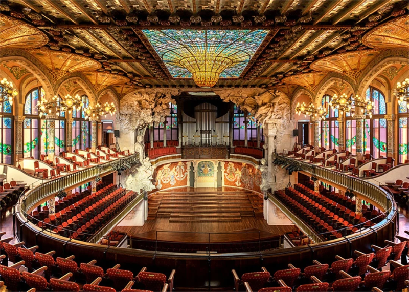 華麗な装飾が施されたコンサートホールの内部
