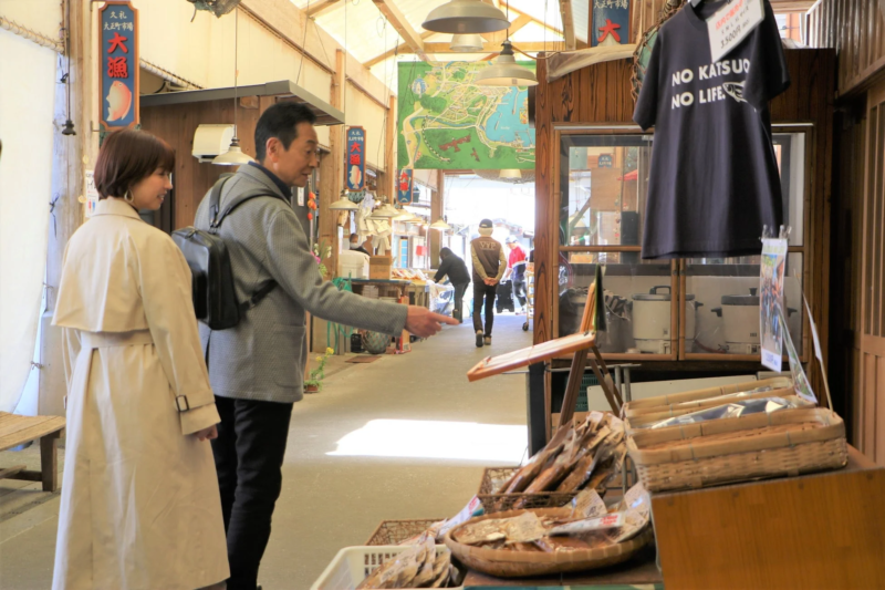 久礼大正町市場の活気ある様子