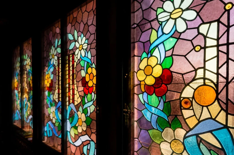 複数の窓に設置された色鮮やかなステンドグラスの様子