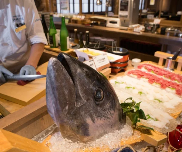 マグロの解体ショーの様子