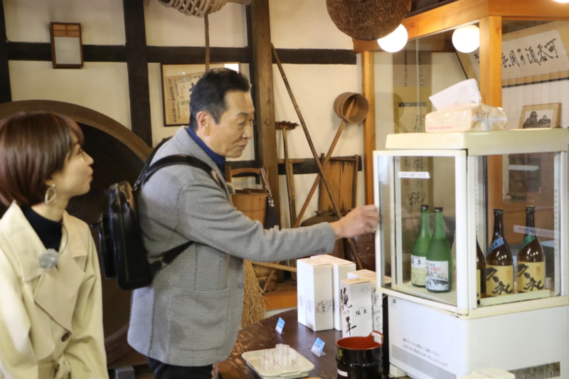 酒蔵で日本酒を選ぶ人々