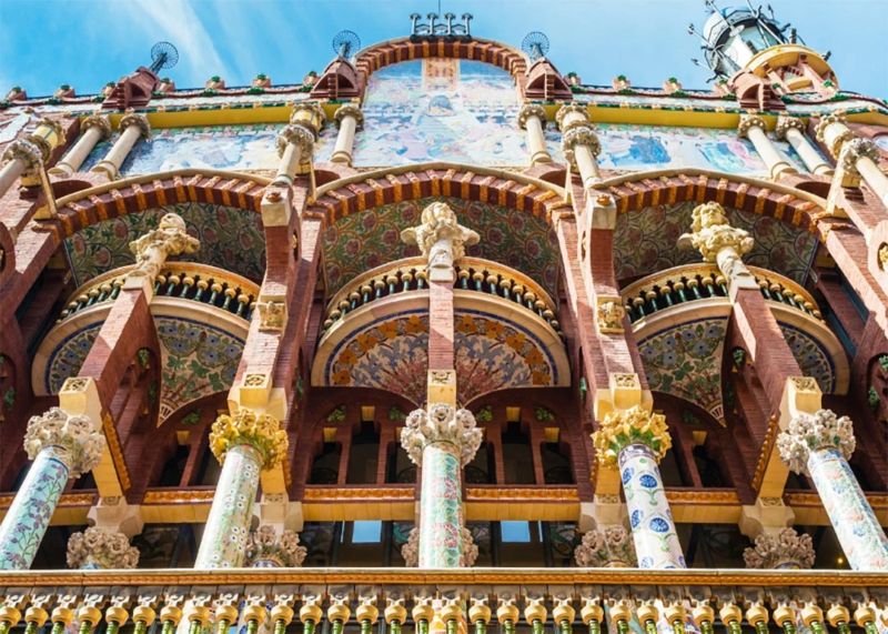 色鮮やかなモザイク、彫刻、装飾的な柱が特徴的な歴史的建造物のファサード