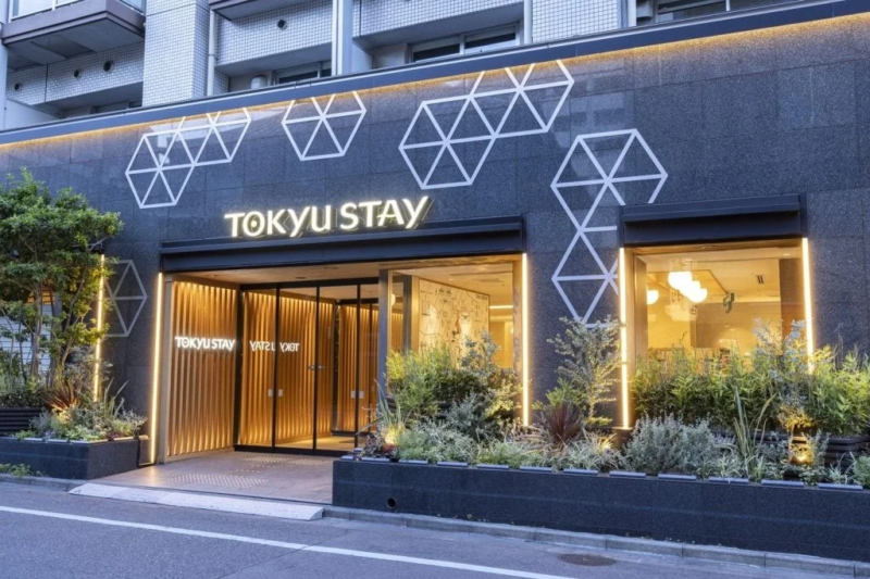 東急ステイのモダンなエントランスの夜景