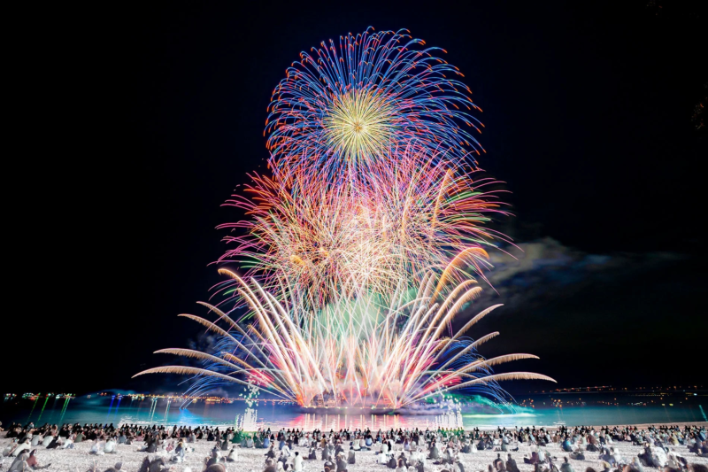 夜空に打ち上がる色鮮やかな花火