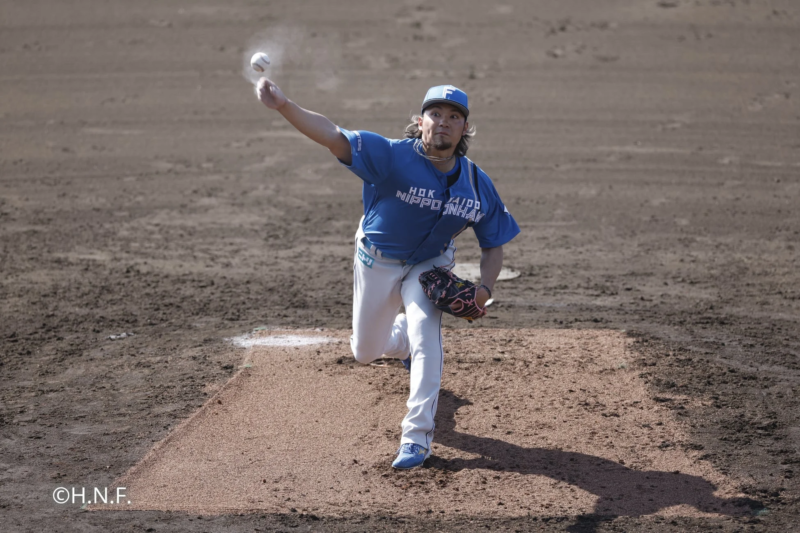 野球の試合で投球する選手