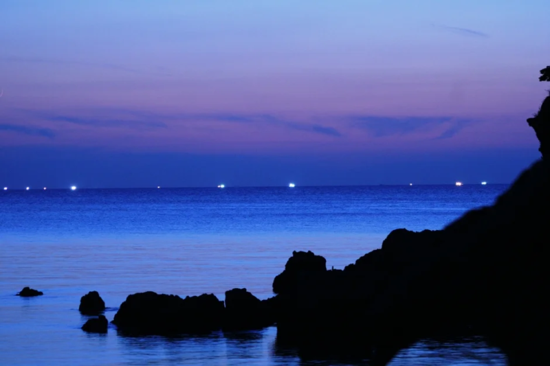 青と紫のグラデーションが美しい夕暮れ時の海辺の風景