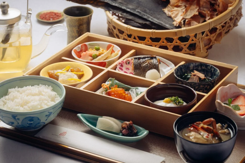 伝統的な和食の朝食御膳が豪華に並べられています