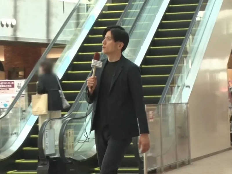 青木源太 街頭インタビューの様子