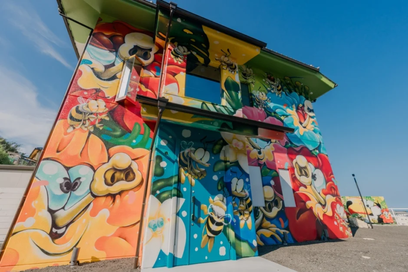カラフルな壁画で覆われた建物