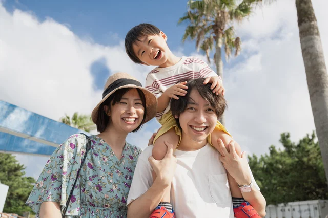晴れた日に屋外で肩車をしている家族のポートレート