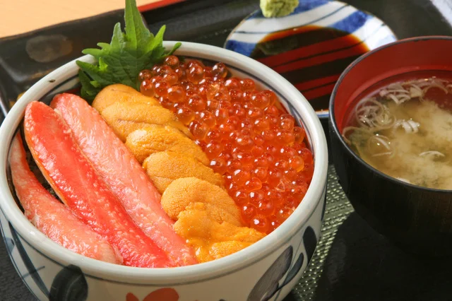 豪華な海鮮丼