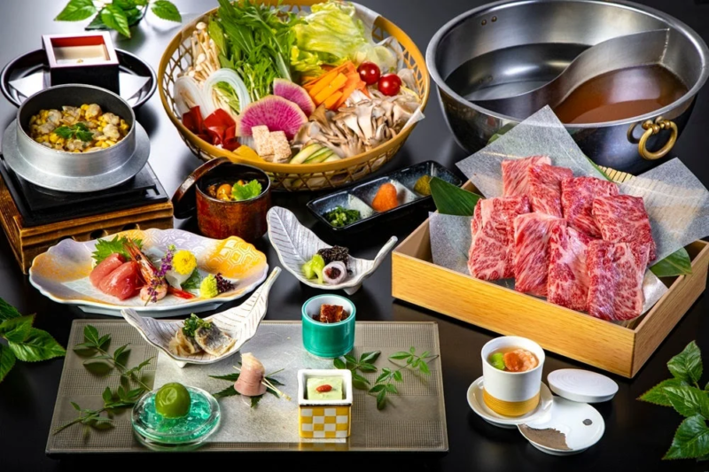 和食、懐石料理、鍋料理、しゃぶしゃぶ、すき焼き、和牛、霜降り肉、刺身、釜飯、豪華な食事、日本料理