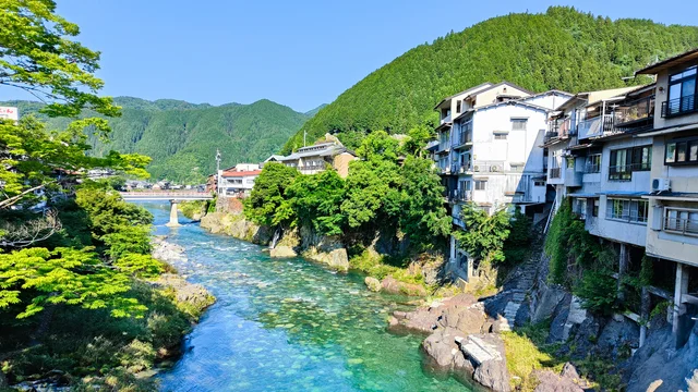 渓谷と温泉街