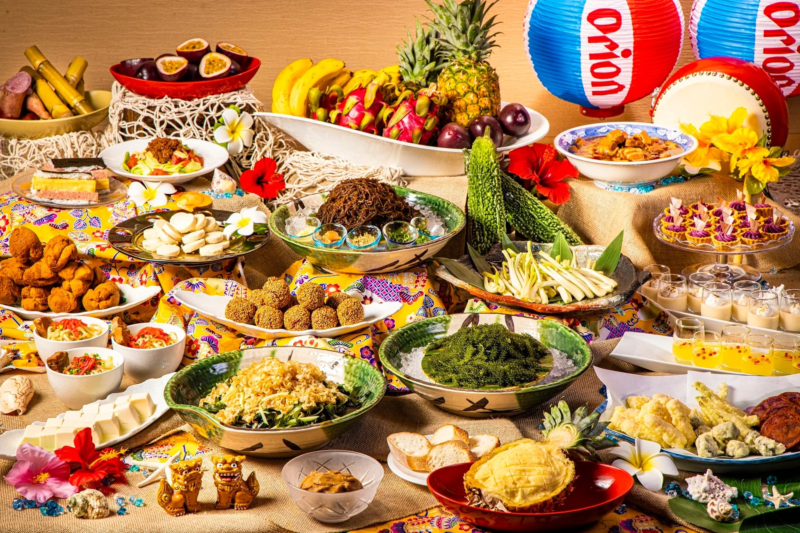 沖縄料理、ビュッフェ、食べ放題、郷土料理、フルーツ、パイナップル、ドラゴンフルーツ、パッションフルーツ、ゴーヤ、海ぶどう、揚げ物、デザート、シーサー、ハイビスカス、オリオンビール、宴会、料理、食事、豪華、伝統料理