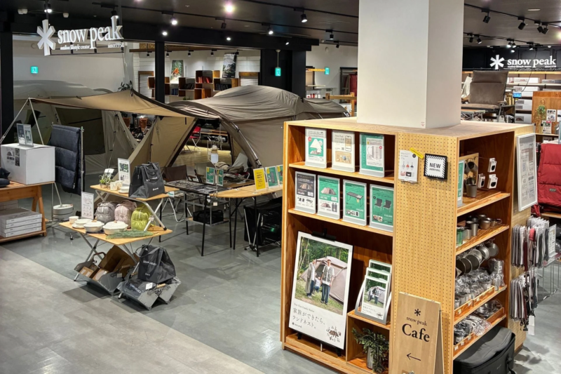 スノーピークの店舗内、テントやキャンプ用品が展示されている