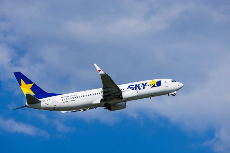青空を飛行するスカイマークの航空機
