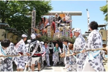 伝統的な山車を引く人々