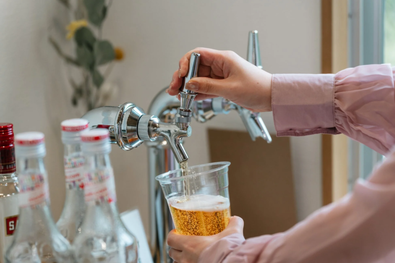 ビールを注ぐ手元