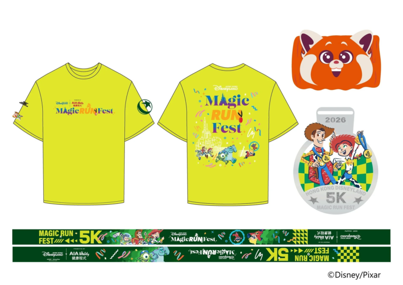 香港ディズニーランドで開催される「Magic RUN Fest 5K」イベントの記念グッズデザイン案です。鮮やかな黄色のTシャツは、前面にイベントロゴとAIA Vitalityの協賛表示、背面にはディズニーとピクサーのキャラクターが走る様子が描かれています。赤いレッサーパンダの顔型グッズ、ウッディとジェシーがメダルを持つデザインの完走メダル、そしてイベントロゴとキャラクターがデザインされたリストバンドも含まれており、2026年の開催を示唆しています。