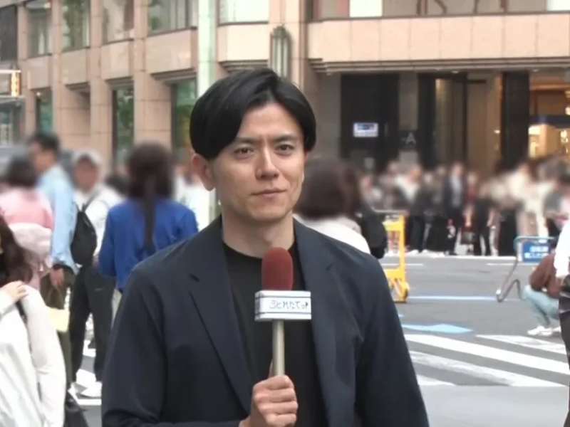 青木源太 街頭インタビューの様子