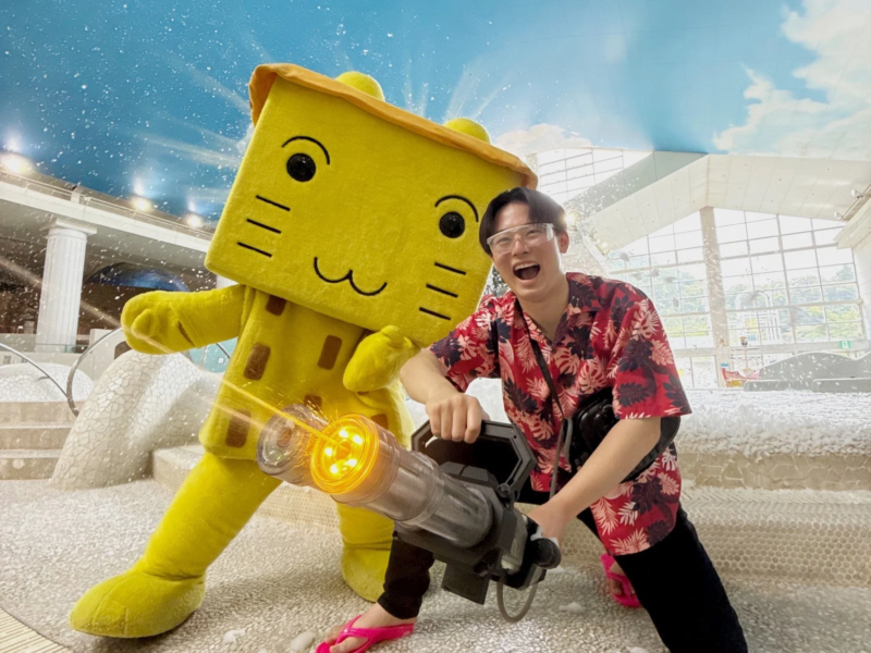 マスコット、キャラクター、男性、水鉄砲、おもちゃ、屋内プール、ウォーターパーク、遊び、夏、イベント、泡、笑顔、楽しい、ゆるキャラ