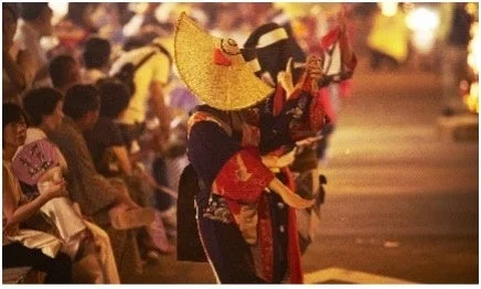 伝統的な踊りを披露する人々