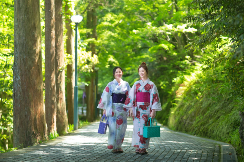 色浴衣で散策する女性たち