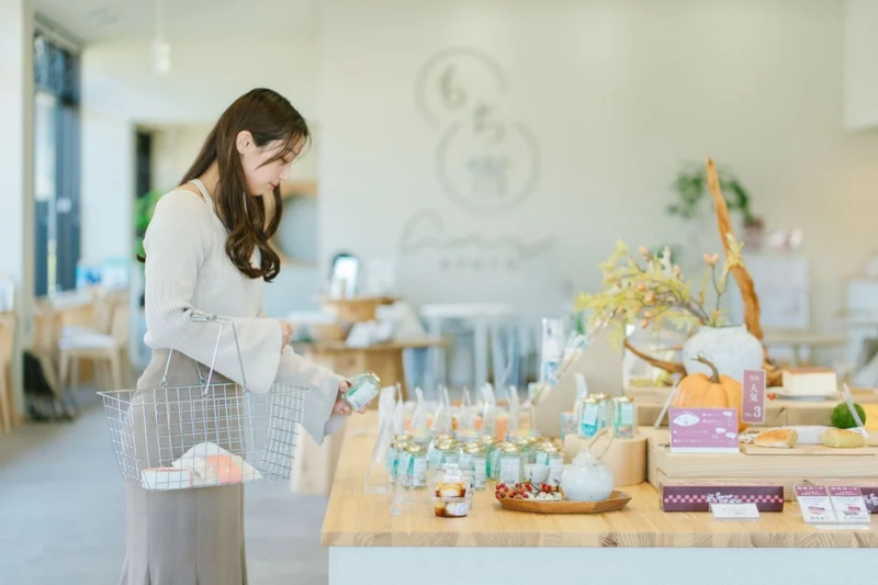 カフェでショッピングする女性