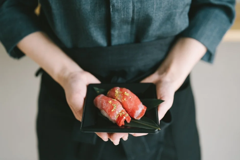金箔が散らされた高級感あふれるマグロの握り寿司の盛り合わせ
