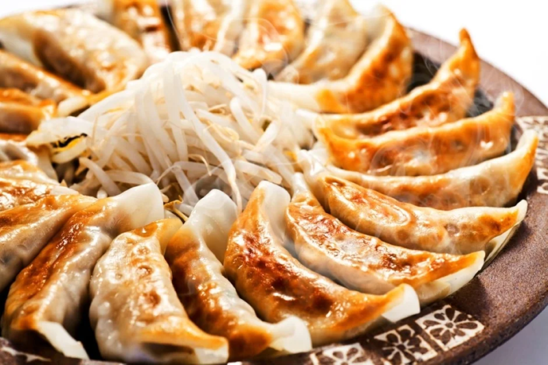 焦げ目が香ばしい焼き餃子