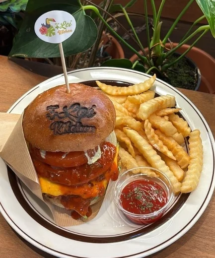 美味しそうなハンバーガーとフライドポテト、ケチャップ