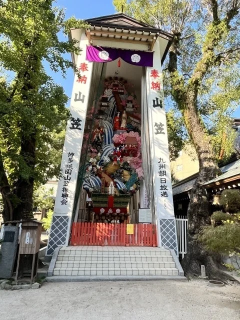 博多祇園山笠の飾り山が、専用の巨大な展示構造物に収められている様子