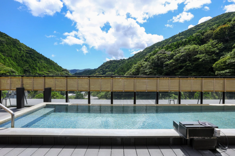 屋外プールまたは露天風呂の景色
