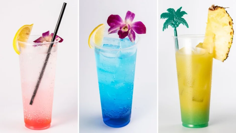 ピンク、青、黄色の3種類のカラフルな冷たいドリンク