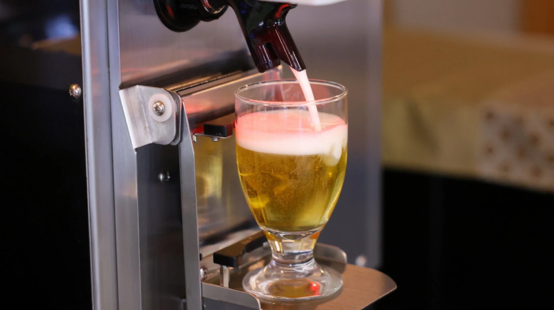 ビールサーバーからグラスにビールが注がれている様子。