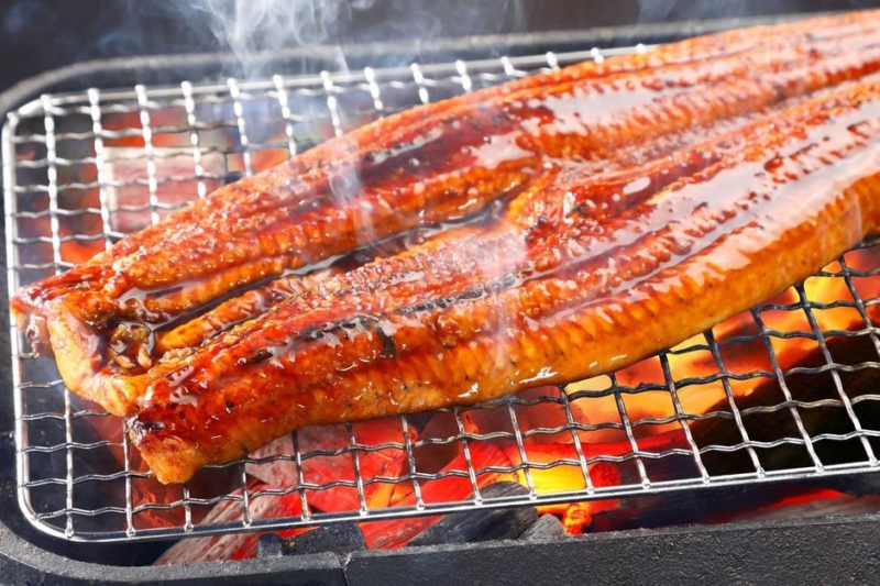 炭火で香ばしく焼かれる鰻の蒲焼き