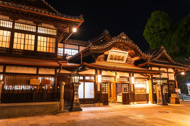 夜にライトアップされた道後温泉本館
