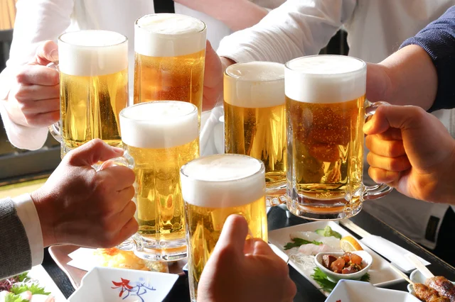 ビールジョッキを掲げる人々