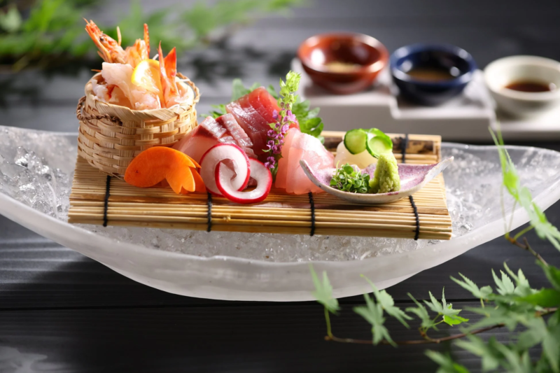 氷を敷き詰めた器に、マグロやタイ、エビなどの新鮮な刺身が美しく盛り付けられた一皿。