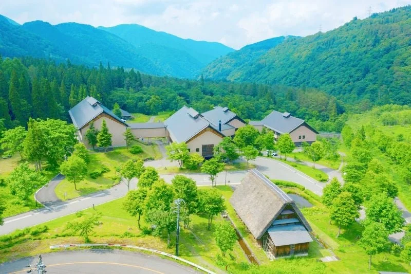 山々に囲まれた施設