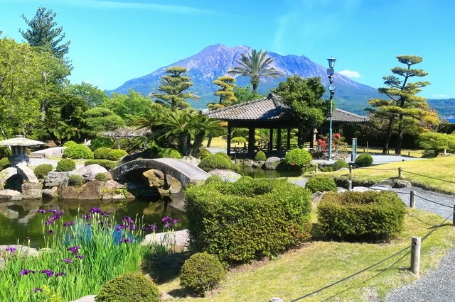 日本庭園と桜島