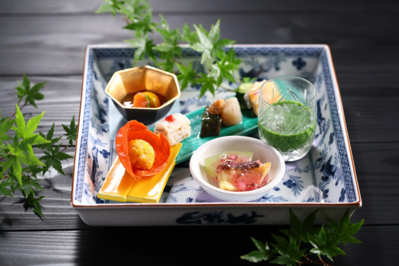 青紅葉が添えられた、美しい盛り付けの和食の会席料理です。