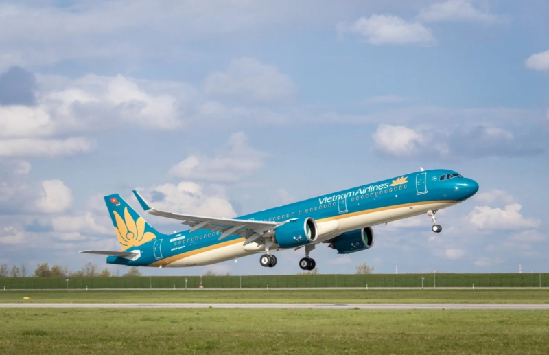 ベトナム航空の飛行機が離陸する様子